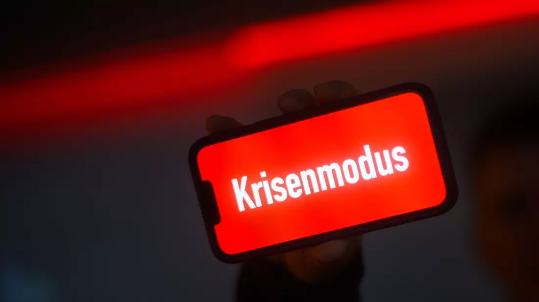 Das «Wort des Jahres» auf einem Smartphone-Display: «Krisenmodus». - Bild: Julian Stratenschulte/dpa