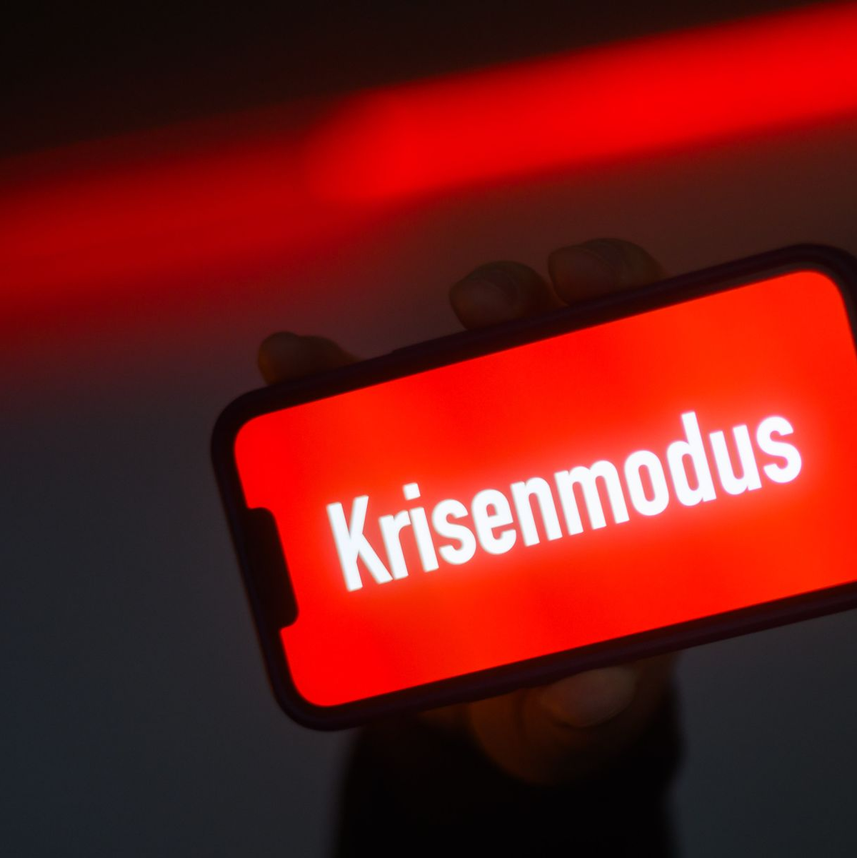 Das «Wort des Jahres» auf einem Smartphone-Display: «Krisenmodus». - Foto: Julian Stratenschulte/dpa