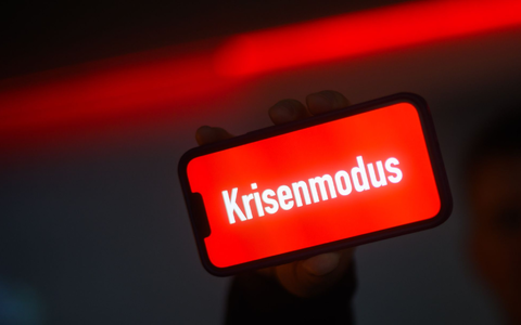 Das «Wort des Jahres» auf einem Smartphone-Display: «Krisenmodus». - Foto: Julian Stratenschulte/dpa Das «Wort des Jahres» auf einem Smartphone-Display: «Krisenmodus». - Foto: Julian Stratenschulte/dpa