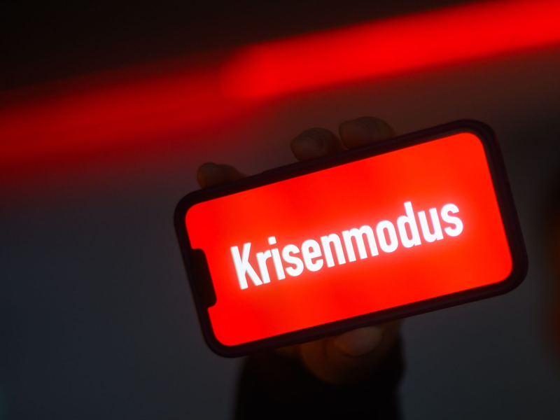 Das «Wort des Jahres» auf einem Smartphone-Display: «Krisenmodus». - Foto: Julian Stratenschulte/dpa