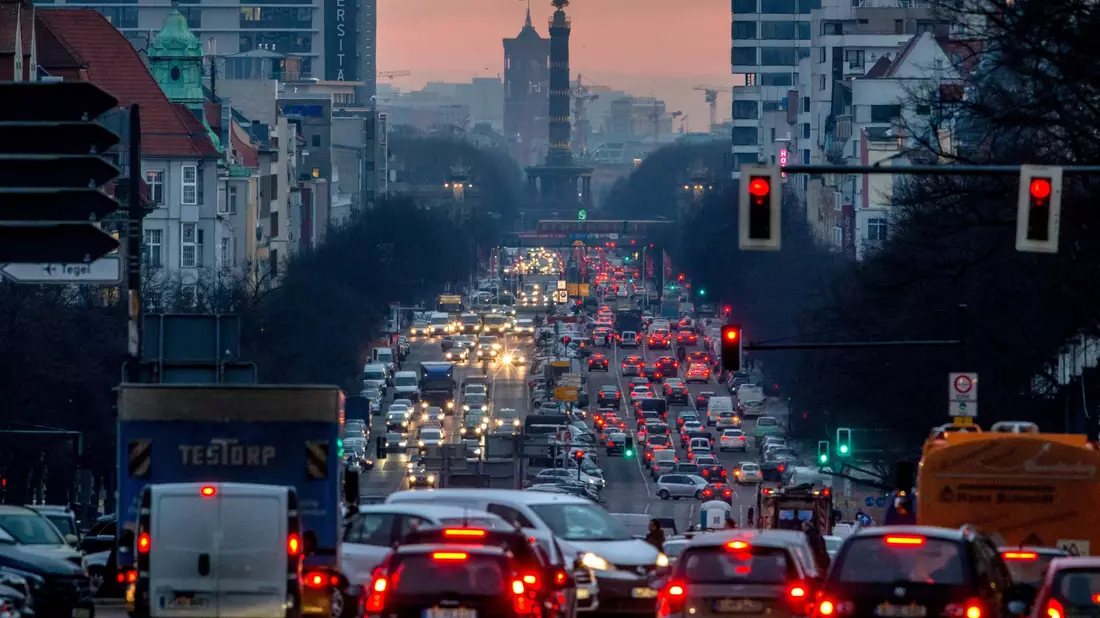 Trotz der Fortschritte beim Ausbau erneuerbarer Energien bekam die Bundesrepublik in allen Kategorien die Bewertung «mittelmäßig» und belegt unter den EU-Staaten den sechsten Platz. - Bild: picture alliance / Michael Kappeler/dpa