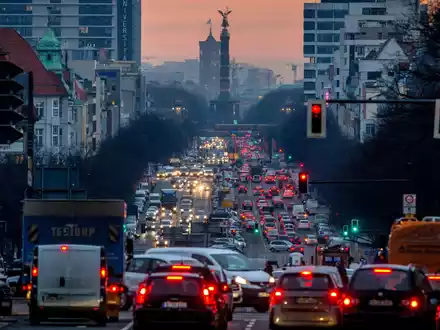 Trotz der Fortschritte beim Ausbau erneuerbarer Energien bekam die Bundesrepublik in allen Kategorien die Bewertung «mittelmäßig» und belegt unter den EU-Staaten den sechsten Platz. - Foto: picture alliance / Michael Kappeler/dpa
