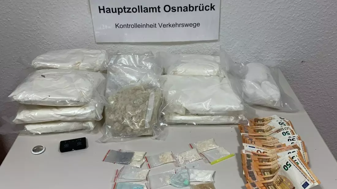 HZA-OS: Spürhund Cracker hatte den richtigen Riecher; Osnabrücker Zoll stellt Drogen im Wert von rund 120.000 Euro sicher - Bild: presseportal.de