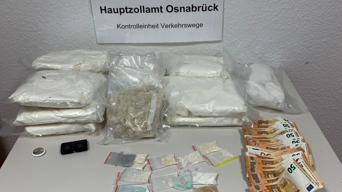 HZA-OS: Spürhund Cracker hatte den richtigen Riecher; Osnabrücker Zoll stellt Drogen im Wert von rund 120.000 Euro sicher - Foto: presseportal.de