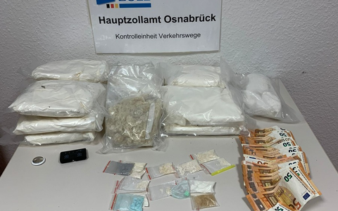 HZA-OS: Spürhund Cracker hatte den richtigen Riecher; Osnabrücker Zoll stellt Drogen im Wert von rund 120.000 Euro sicher - Foto: presseportal.de