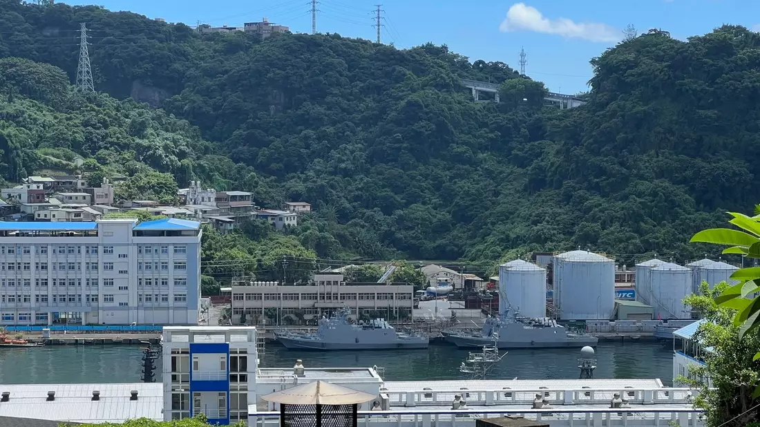 Taiwan geht davon aus, dass das Fluggerät rund 101 nautische Meilen (etwa 187 Kilometer) südwestlich von Keelung «vermutlich» für Messungen eingesetzt wurde. - Bild: Johnson Lai/AP