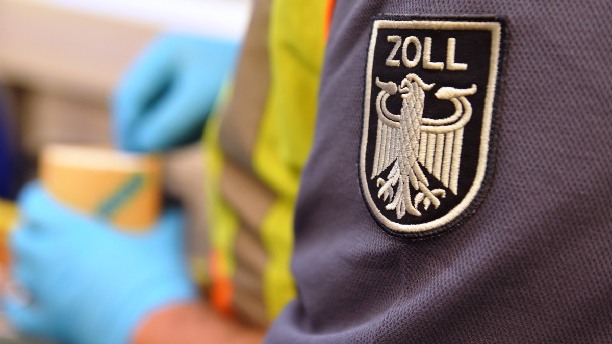 HZA-K: Nikolausnacht hält auch für den Kölner Zoll am Flughafen eine Überraschung bereit/15 Drogensendungen mit knapp 26 Kilo Marihuana, fast einem Kilo Crystal und rund 1.600 Ecstasypillen sichergestellt - Foto: presseportal.de