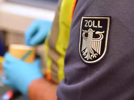 HZA-K: Nikolausnacht hält auch für den Kölner Zoll am Flughafen eine Überraschung bereit / Acht Drogensendungen mit knapp 19 Kilogramm Marihuana und rund sechs Kilogramm Haschisch sichergestellt - Foto: presseportal.de
