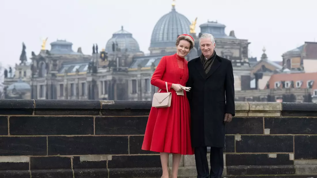Königin Mathilde und König Philippe von Belgien stehen auf der Augustusbrücke vor der Kuppel der Kunstakedemie in Dresden. - Bild: Sebastian Kahnert/dpa
