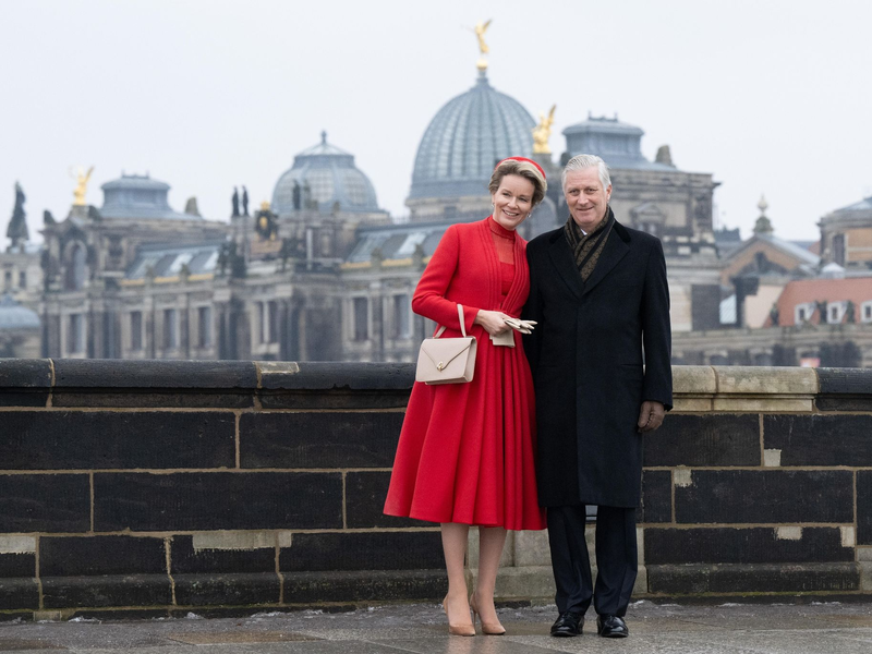 Königin Mathilde und König Philippe von Belgien stehen auf der Augustusbrücke vor der Kuppel der Kunstakedemie in Dresden. - Foto: Sebastian Kahnert/dpa
