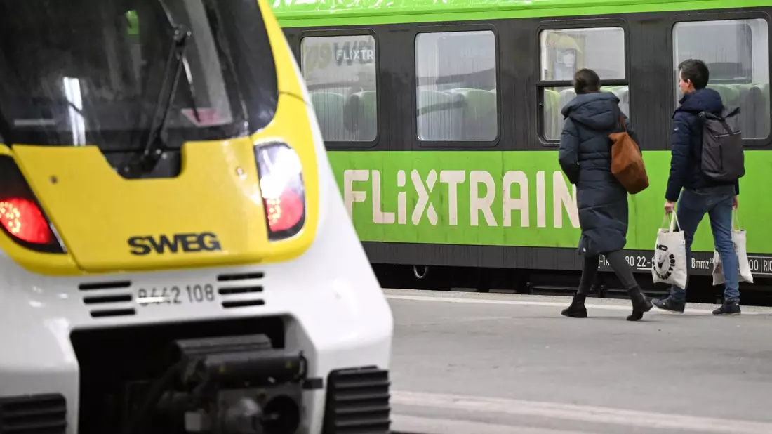Auf der Schiene ein Konkurrent der Bahn: Der Münchener Fernzug-Anbieter Flixtrain. - Bild: Bernd Weißbrod/dpa