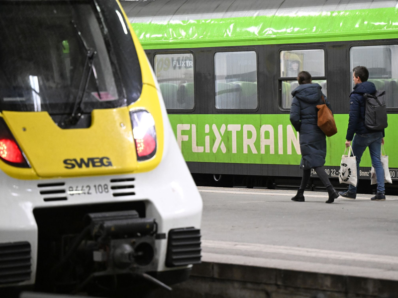 Auf der Schiene ein Konkurrent der Bahn: Der Münchener Fernzug-Anbieter Flixtrain. - Foto: Bernd Weißbrod/dpa