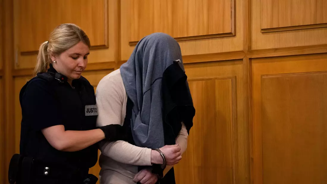 Der Angeklagte wird zu Beginn eines Prozesses wegen Mordes von einer Justizbeamtin in einen Gerichtssaal des Landgerichts Heilbronn  geführt. - Bild: Christoph Schmidt/dpa