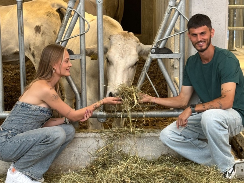 Unser Hof - mit Cheyenne und Nino: Mit festlicher Stalleröffnung, Wolle-Träumen und Cheyennes Schulangst ins Staffefinale! - Foto: presseportal.de