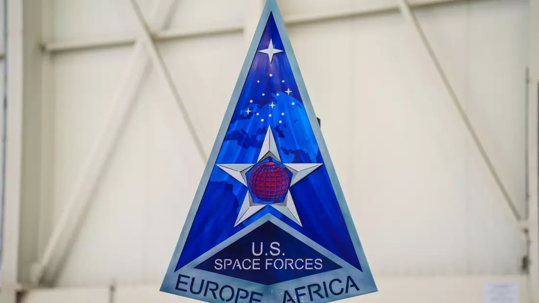 Die Space Force als eigene US-Teilstreitkraft war 2019 vom damaligen US-Präsidenten Donald Trump ins Leben gerufen worden. Sie ist neben Heer, Marine, Luftwaffe, Marineinfanteriekorps und Küstenwache die sechste eigenständige Teilstreitkraft der USA. - Bild: Andreas Arnold/dpa