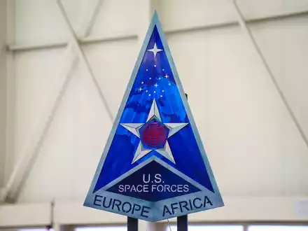 Die Space Force als eigene US-Teilstreitkraft war 2019 vom damaligen US-Präsidenten Donald Trump ins Leben gerufen worden. Sie ist neben Heer, Marine, Luftwaffe, Marineinfanteriekorps und Küstenwache die sechste eigenständige Teilstreitkraft der USA. - Foto: Andreas Arnold/dpa