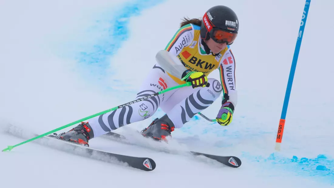 Verpatzte den Super-G in St. Moritz: Kira Weidle. - Bild: Giovanni Pizzato/AP/dpa