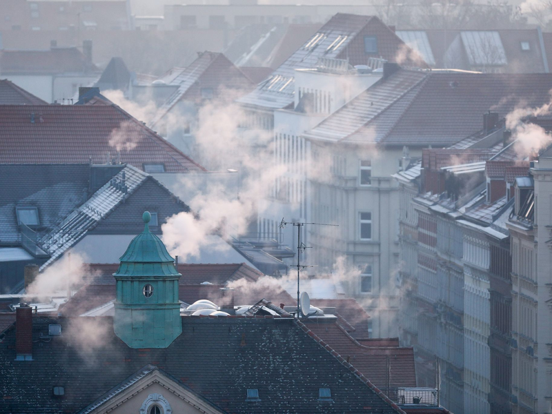 Unterhändler des Europaparlaments und der EU-Staaten haben sich im Kampf gegen den Klimawandel auf strengere Anforderungen an die Energieeffizienz von Gebäuden geeinigt. - Foto: Jan Woitas/dpa-Zentralbild/dpa