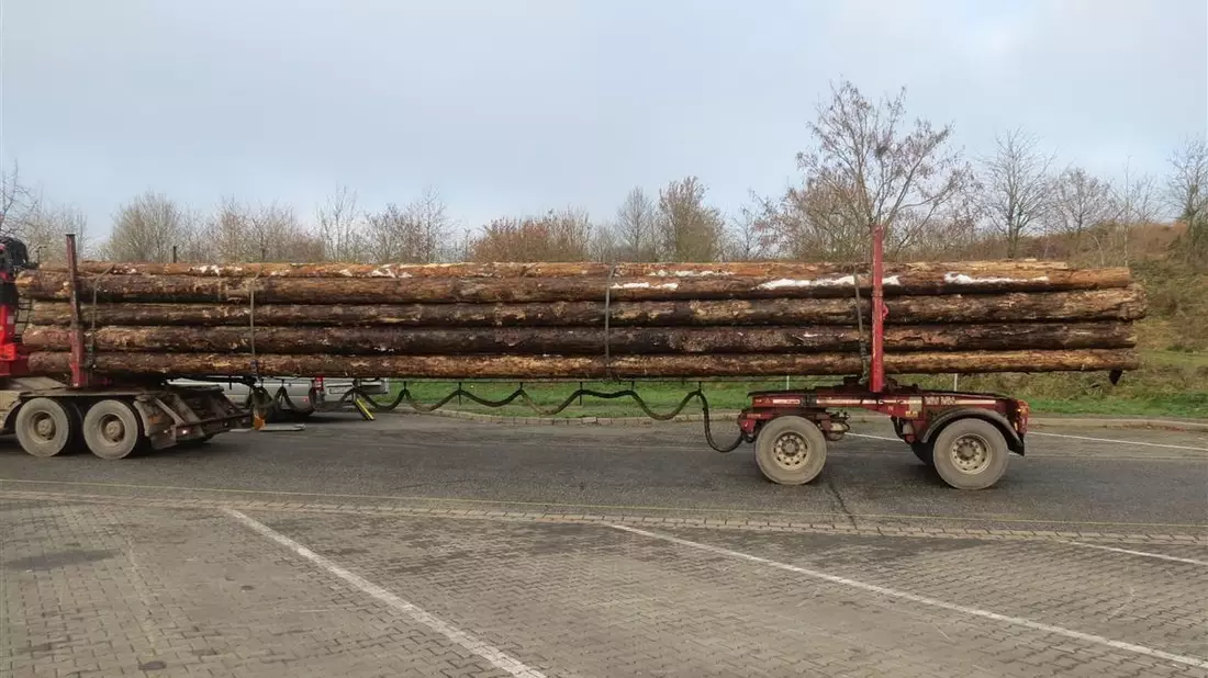 POL-PPTR: Holztransport mit beschädigten Reifen und deutlicher Überladung unterwegs - Bild: presseportal.de