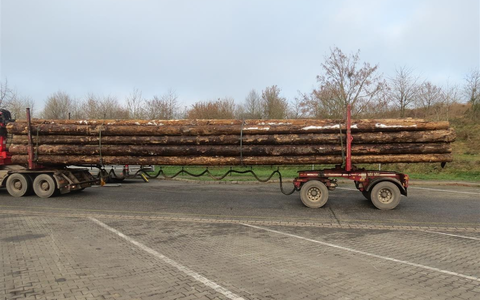 POL-PPTR: Holztransport mit beschädigten Reifen und deutlicher Überladung unterwegs - Foto: presseportal.de