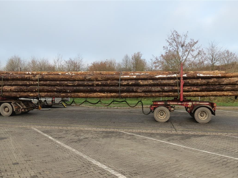 POL-PPTR: Holztransport mit beschädigten Reifen und deutlicher Überladung unterwegs - Foto: presseportal.de