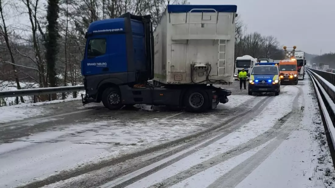 POL-CUX: Erneut einsetzende Schneefälle und überfrierende Nässe führen zu mehreren Verkehrsunfällen auf der BAB - Vollsperrung zwischen Ihlpohl und Schwanewede (Lichtbild in der Anlage) - Bild: presseportal.de