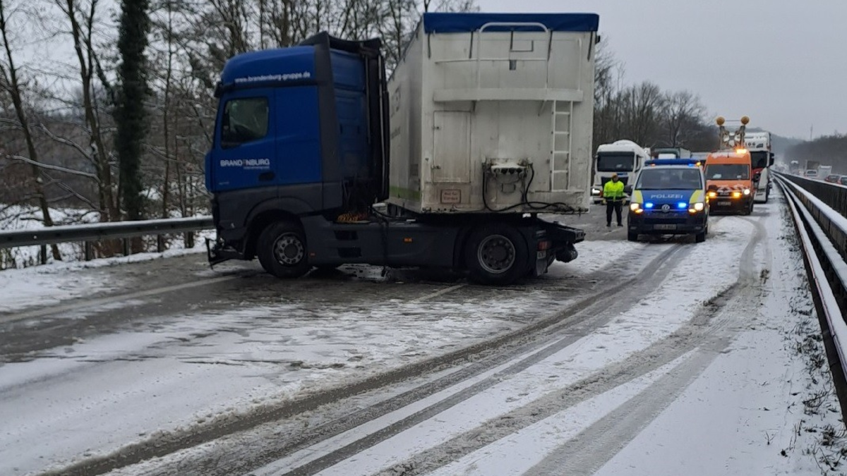 POL-CUX: Erneut einsetzende Schneefälle und überfrierende Nässe führen zu mehreren Verkehrsunfällen auf der BAB - Vollsperrung zwischen Ihlpohl und Schwanewede (Lichtbild in der Anlage) - Foto: presseportal.de