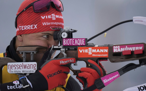 Philipp Nawrath beim Schießen. - Foto: Matthias Schrader/AP/dpa