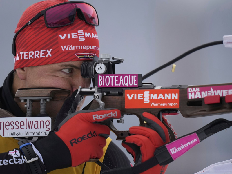 Philipp Nawrath beim Schießen. - Foto: Matthias Schrader/AP/dpa