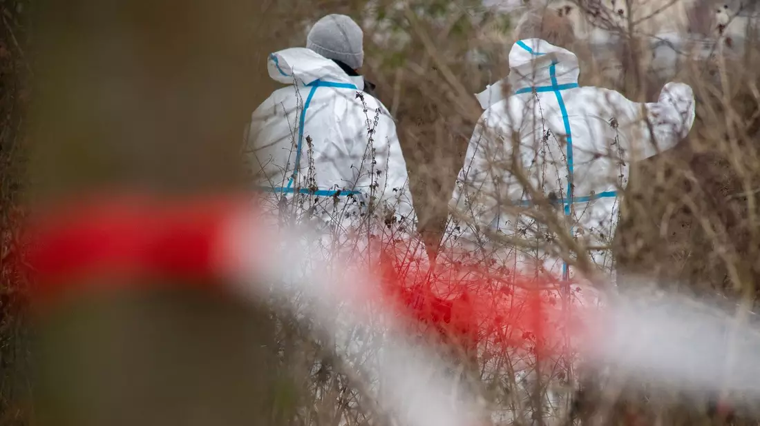 Spurensuche der Kriminalpolizei: Eine seit Mittwochabend vermisste 18-Jährige ist am Donnerstagabend in Pasewalk (Landkreis Vorpommern-Greifswald) tot aufgefunden worden. - Bild: Stefan Sauer/dpa