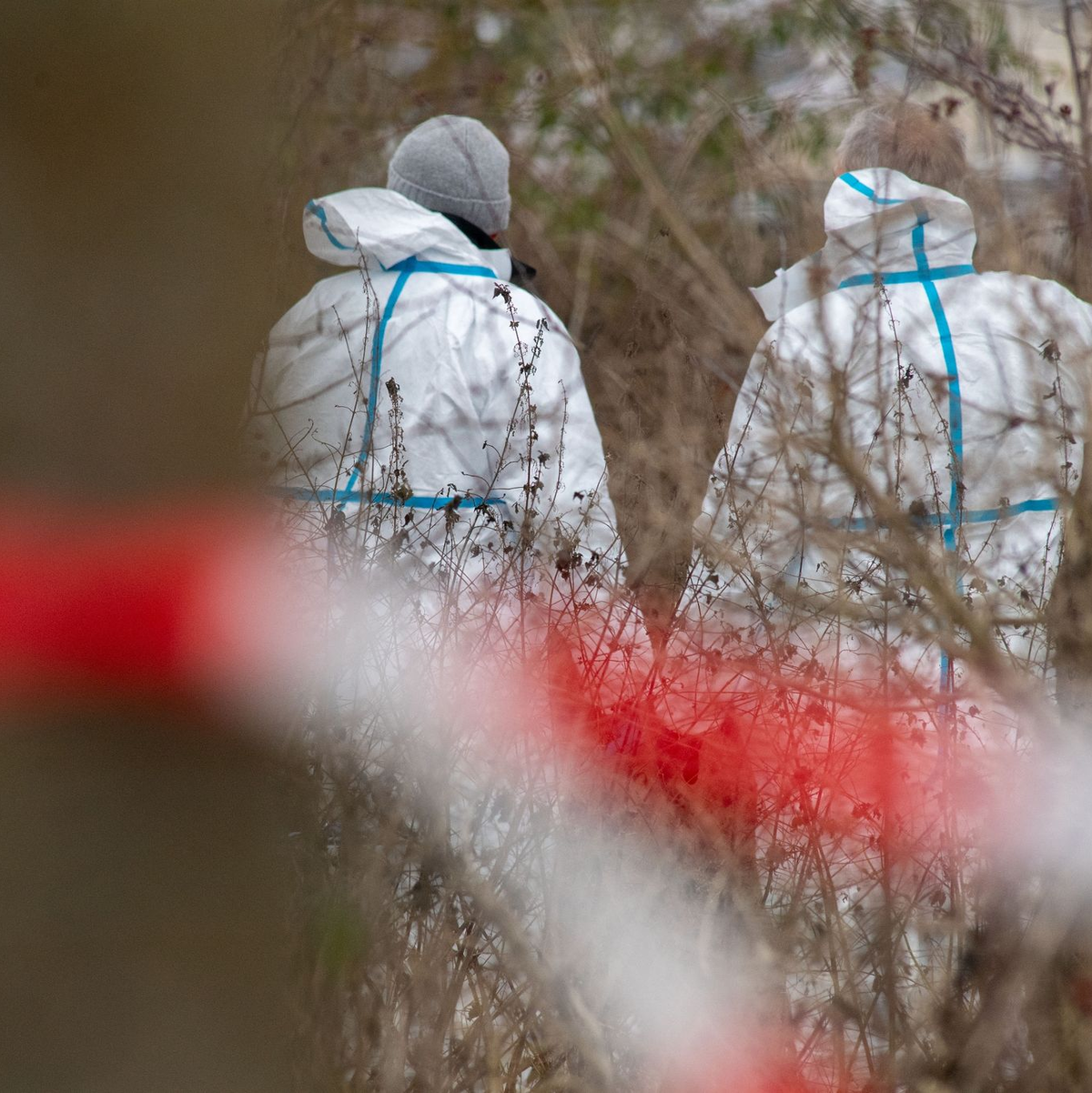 Spurensuche der Kriminalpolizei: Eine seit Mittwochabend vermisste 18-Jährige ist am Donnerstagabend in Pasewalk (Landkreis Vorpommern-Greifswald) tot aufgefunden worden. - Foto: Stefan Sauer/dpa