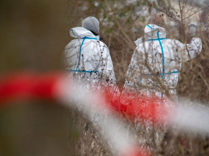 Spurensuche der Kriminalpolizei: Eine seit Mittwochabend vermisste 18-Jährige ist am Donnerstagabend in Pasewalk (Landkreis Vorpommern-Greifswald) tot aufgefunden worden. - Foto: Stefan Sauer/dpa