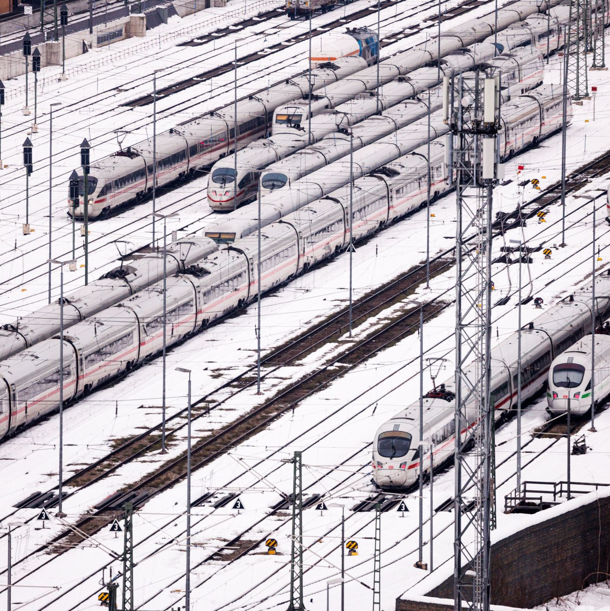 Aufgrund des Streiks bleiben die meisten Züge heute stehen, auch diese ICE auf einer verschneiten Gleisanlage bei München. - Foto: Matthias Balk/dpa