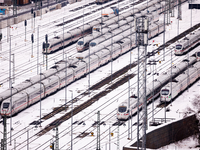 Aufgrund des Streiks bleiben die meisten Züge heute stehen, auch diese ICE auf einer verschneiten Gleisanlage bei München. - Foto: Matthias Balk/dpa