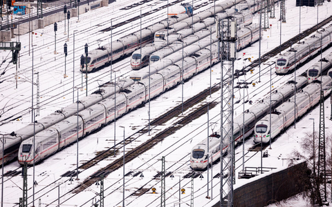 Aufgrund des Streiks bleiben die meisten Züge heute stehen, auch diese ICE auf einer verschneiten Gleisanlage bei München. - Foto: Matthias Balk/dpa