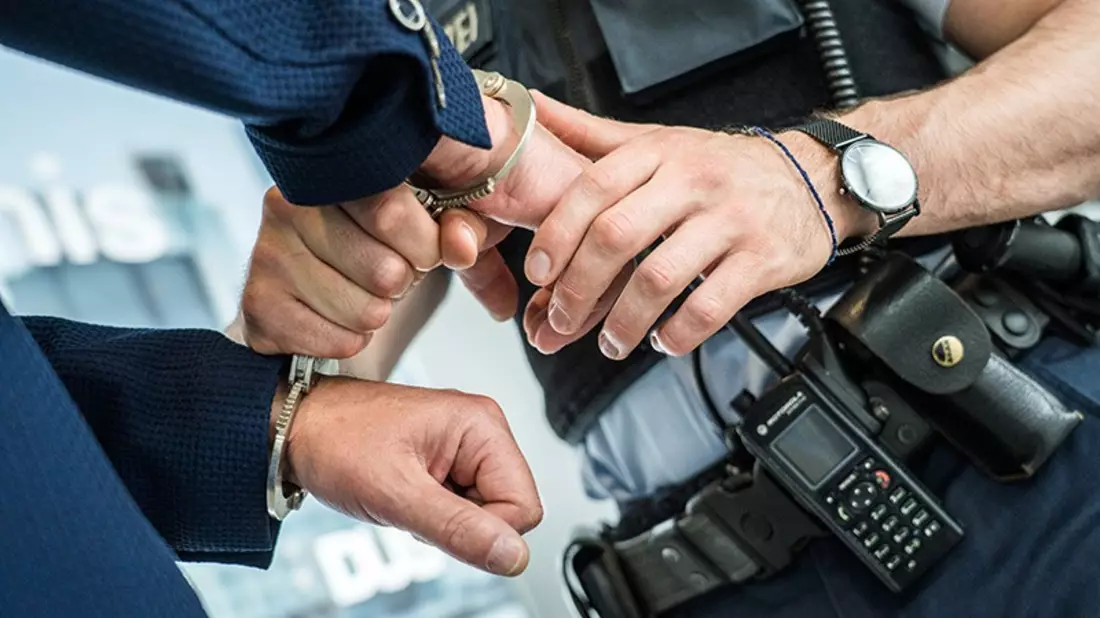 Bundespolizeidirektion München: Strafe folgt nicht immer auf dem Fuße/ Bundespolizei vollstreckt EU-Haftbefehl zehn Jahre nach Urteil - Bild: presseportal.de