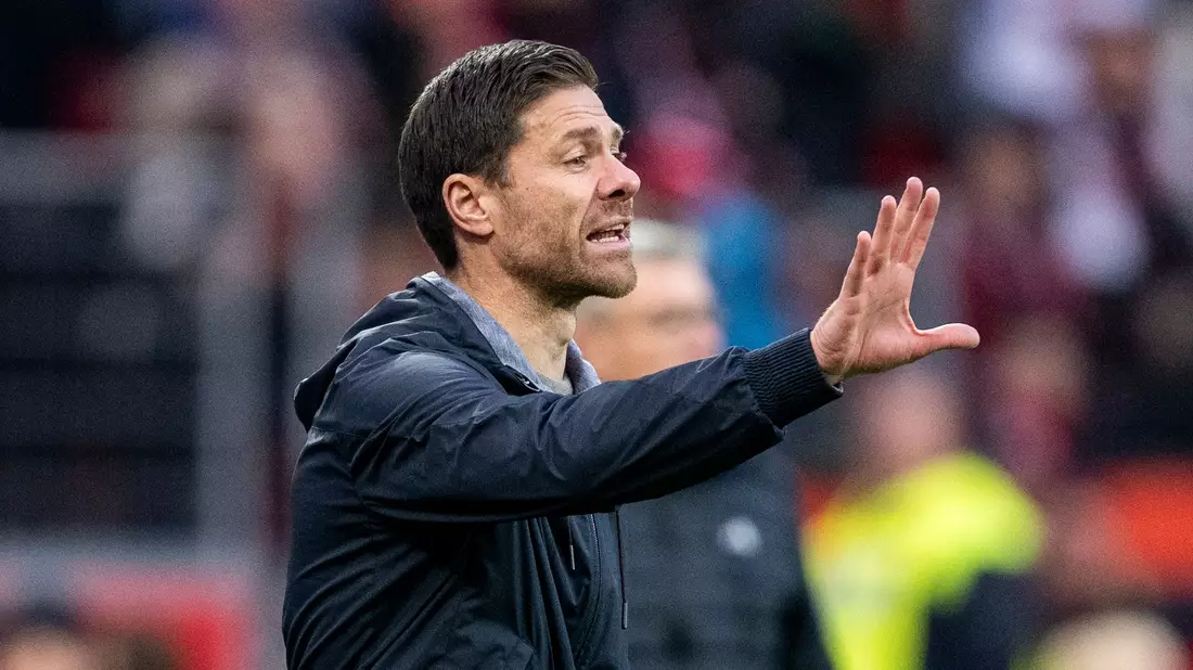 Mit Bayer Leverkusen Tabellenführer: Trainer Xabi Alonso. - Bild: David Inderlied/dpa