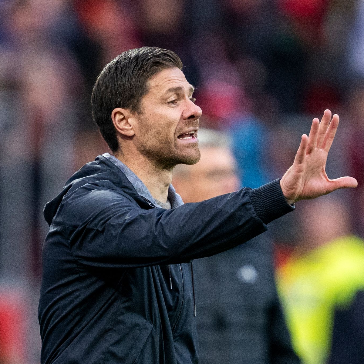 Mit Bayer Leverkusen Tabellenführer: Trainer Xabi Alonso. - Foto: David Inderlied/dpa