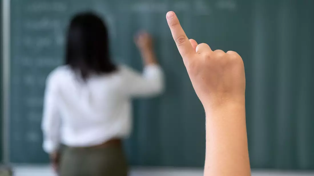 Die Experten schlagen zudem vor, neben dem klassischen Lehramtsstudium mit einem neuen Studiengang einen zweiten Weg in den Lehrberuf zu eröffnen. Auch das Referendariat könne durch eine bessere Verschränkung von Studium und Praxis verkürzt werden. - Bild: Marijan Murat/dpa