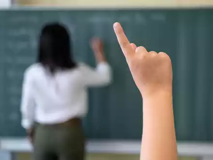 Die Experten schlagen zudem vor, neben dem klassischen Lehramtsstudium mit einem neuen Studiengang einen zweiten Weg in den Lehrberuf zu eröffnen. Auch das Referendariat könne durch eine bessere Verschränkung von Studium und Praxis verkürzt werden. - Foto: Marijan Murat/dpa