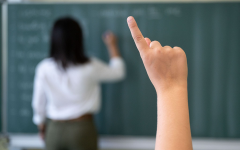 Die Experten schlagen zudem vor, neben dem klassischen Lehramtsstudium mit einem neuen Studiengang einen zweiten Weg in den Lehrberuf zu eröffnen. Auch das Referendariat könne durch eine bessere Verschränkung von Studium und Praxis verkürzt werden. - Foto: Marijan Murat/dpa