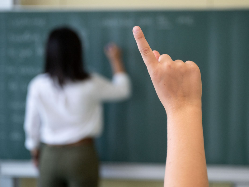 Die Experten schlagen zudem vor, neben dem klassischen Lehramtsstudium mit einem neuen Studiengang einen zweiten Weg in den Lehrberuf zu eröffnen. Auch das Referendariat könne durch eine bessere Verschränkung von Studium und Praxis verkürzt werden. - Foto: Marijan Murat/dpa