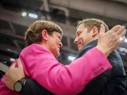 Scholz versprach auch, bei der Aufarbeitung des historisch schlechten Ergebnisses bei der Bundestagswahl mitzuarbeiten. - Foto: Kay Nietfeld/dpa