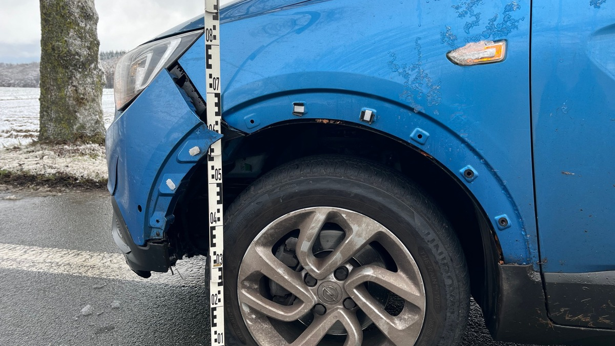 POL-HX: Wie kommen rote Fasern an das blaue Unfallauto? - Foto: presseportal.de