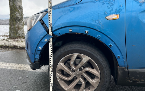 POL-HX: Wie kommen rote Fasern an das blaue Unfallauto? - Foto: presseportal.de