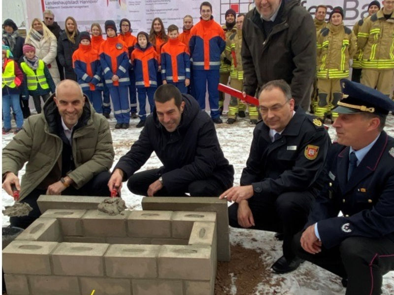 FW Hannover: Grundsteinlegung für neues Feuerwehrgebäude im Stadtteil Misburg - Foto: presseportal.de