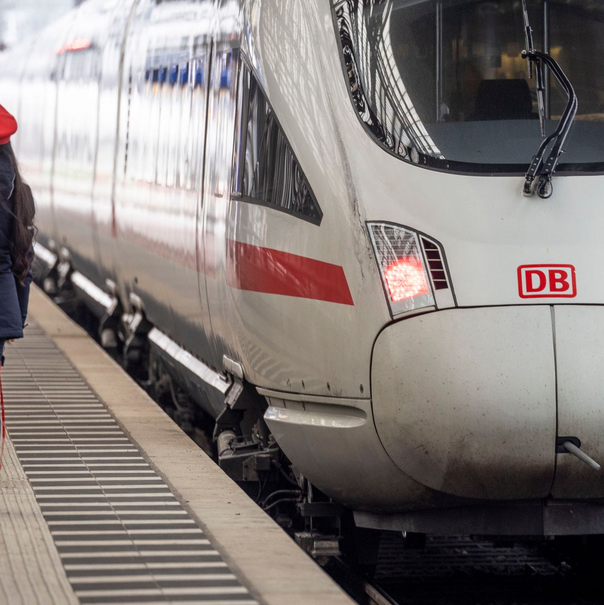 Nach dem Warnstreik hofft die Bahn darauf, am Wochenende wieder nach Plan zu fahren. - Foto: Christoph Reichwein/dpa