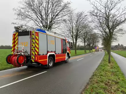 FW Alpen: Ausgelaufene Betriebsmittel über mehrere Kilometer - Foto: presseportal.de