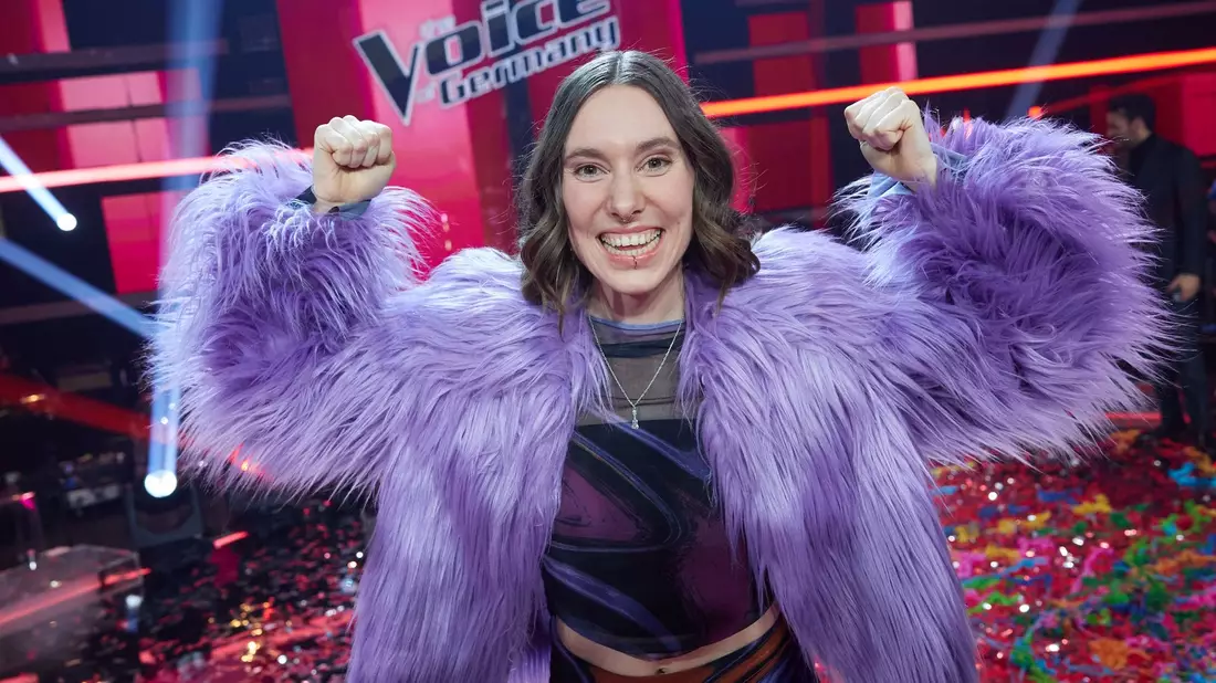 Die Kandidatin Malou Lovis Kreyelkamp gewinnt das Finale der Sat.1-Show «Voice of Germany». - Bild: Joerg Carstensen/dpa