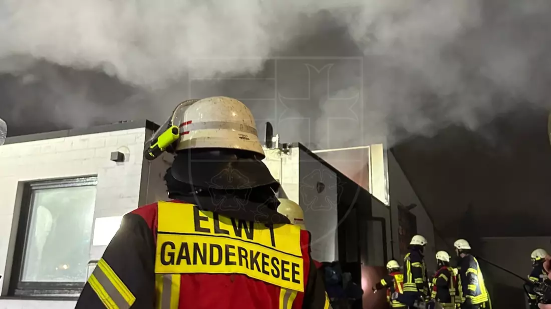 FW-OLL: Vollbrand einer Lagerhalle im Gewerbegebiet von Ganderkesee - Bild: presseportal.de